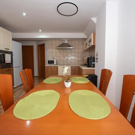 Apartma Ferida דירה *
